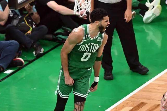 华体会APP-全场压制对手！凯尔特人反字母装甲增添新武器